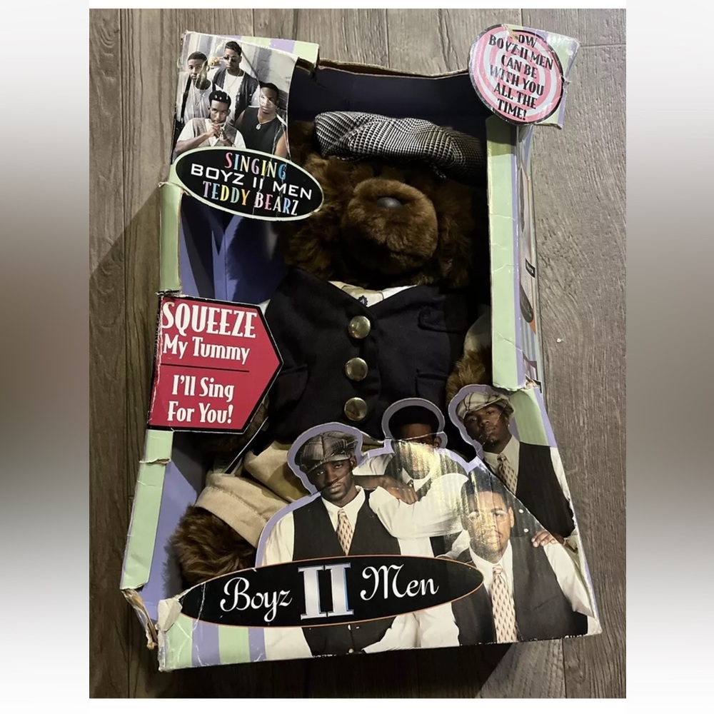 Three BOYZ II 2 MEN SINGING TEDDY BEARZ